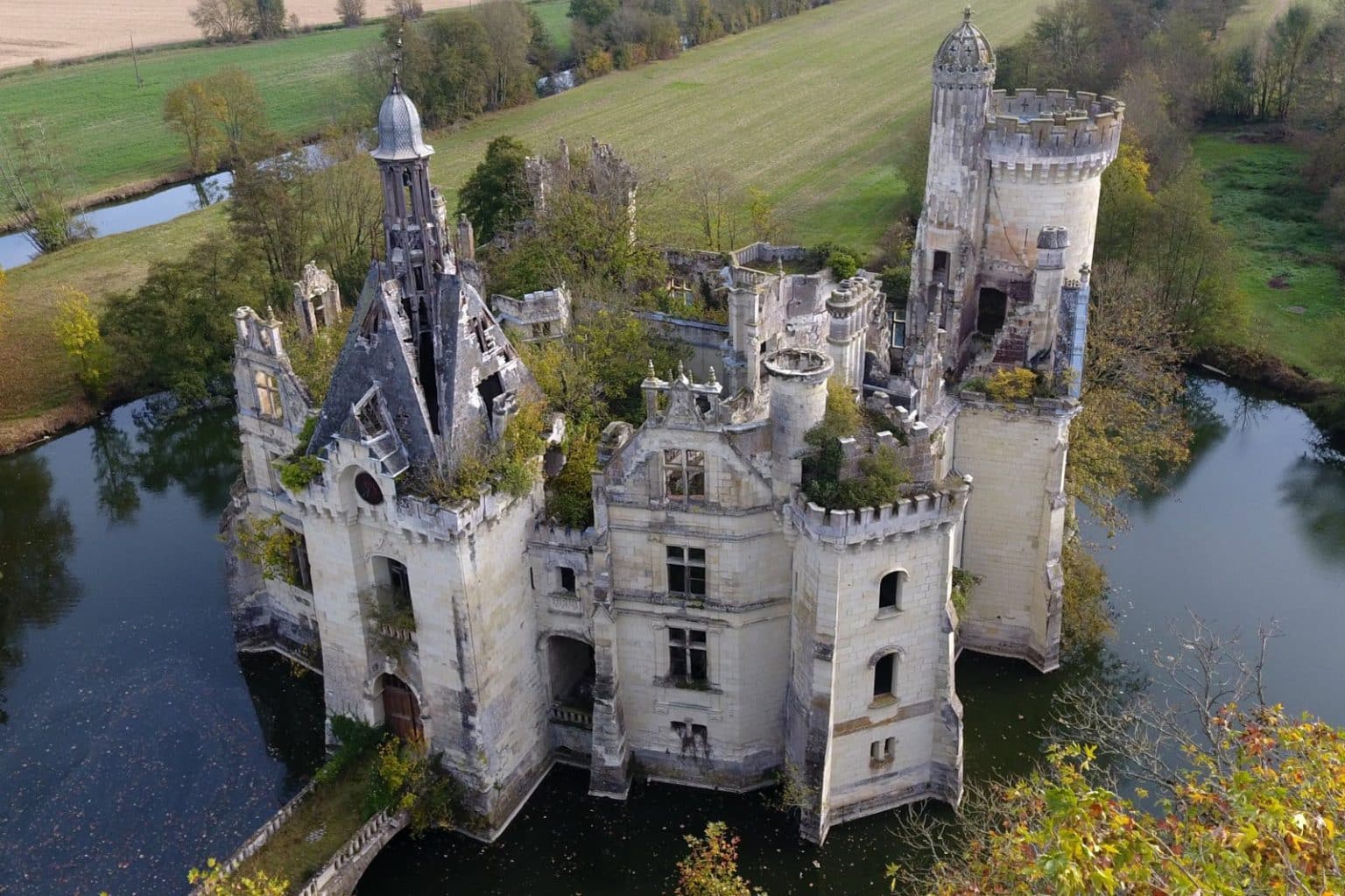 Château abandonné à vendre : Bon investissement immobilier